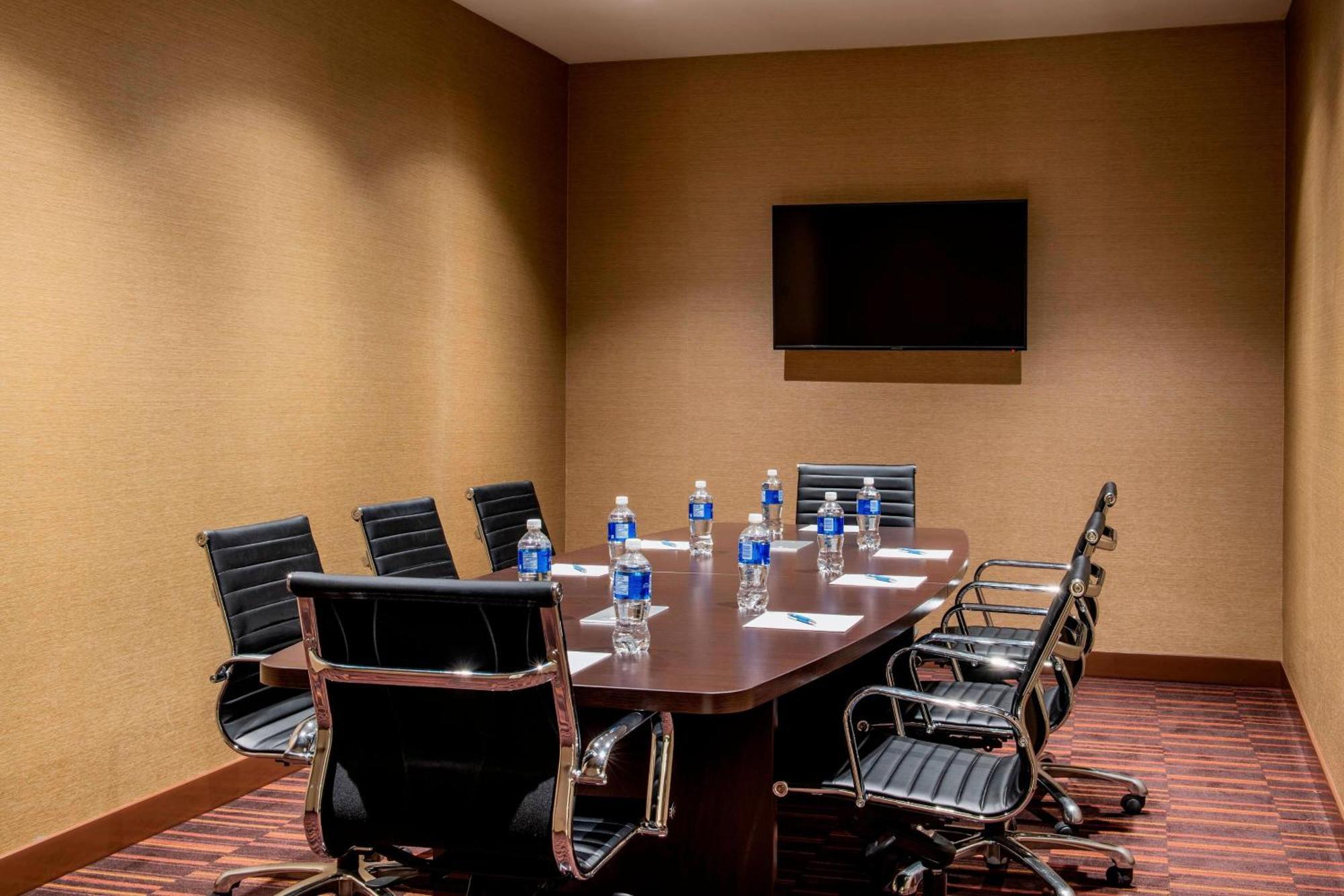 Four Points By Sheraton Grande Prairie Buitenkant foto